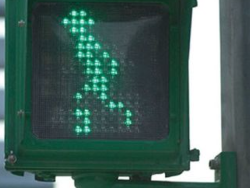 「小綠人」變燈號前「閃爍」提醒不要再跨入 ! 交通部 : 非催促行人奔跑  